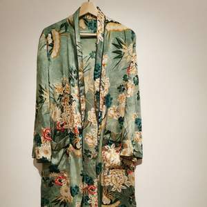 Lång kimono från Zara som är fantastisk. Passar till allt. (Saknar rep då jag aldrig använde det och slängde därav priset) nypris 1399kr.