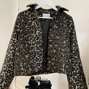  - Leopardjacka från NA-KD i fint skick!   Frakt tillkommer