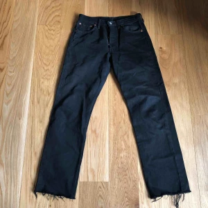  - Vintage levis 501 står storlek 29 men känns mer som 27/28. Jättefina och snyggt slitna/ vintage.