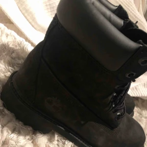  - Helt nya timberland aldrig använda  Finns ingen låda till dom tyvärr   Originalpris 1800kr 