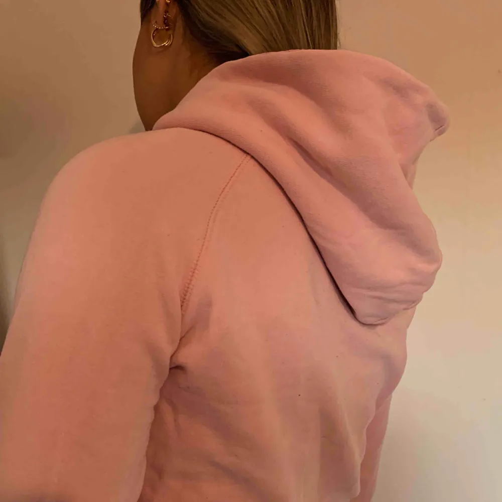 Rosa hoodie från soc i storlek xs . Hoodies.