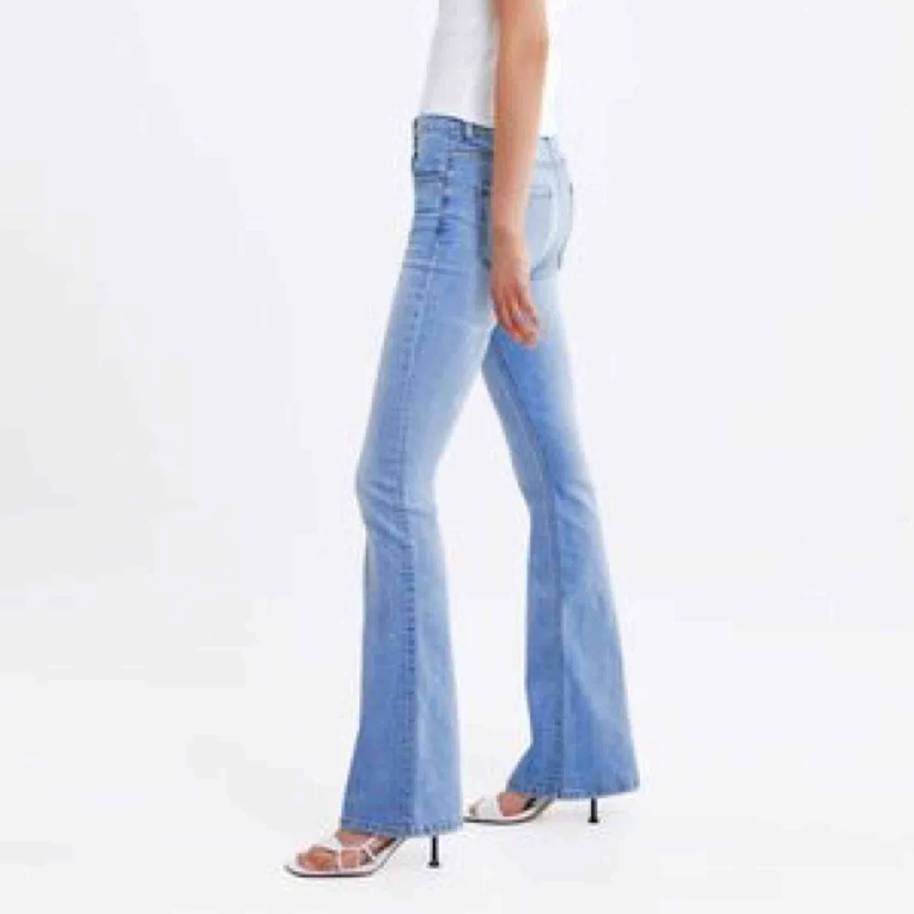 Skitsnygga ljusa bootcut jeans från Zara! Helt oanvända (prislappen fortfarande på)!  Frakt ingår i priset🌸. Jeans & Byxor.