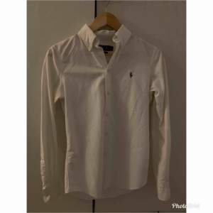 En vit Ralph Lauren skjorta.  Storlek: S  CUSTOM FIT. Använd ett fåtal ggr.  Pris: 300kr  