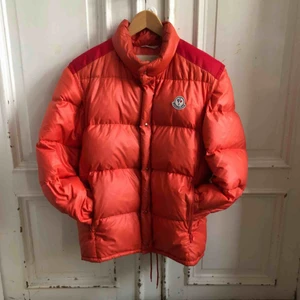  - Vintage Moncler dunjacka med avtagbara armar så även en väst. Uppskattar den från sent 90-tal. Trevligt använt skick. Kan hämtas i Uppsala eller skickas mot fraktkostnad 
