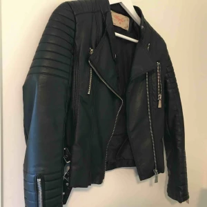  - Säljer denna skinnjackan för att den är för liten för mig. Den är mer som en 34 enligt mig 💗 Vid snabbaffär kan priset diskuteras, frakt betalar ni. Nypris 699kr