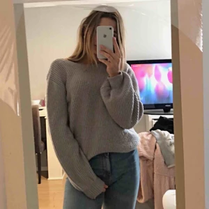  - Grå stickad tröja med djup-rygg. XXS men mer som en S då NAKDs storlekar kan luras lite. Priset kan diskuteras !