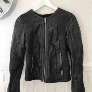  - Snygg skinnjacka, sparsamt använd. Frakt tillkommer