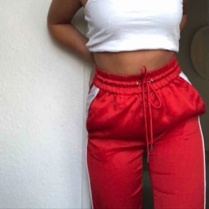  - Byxor från Monki i xxs, sitter som S. Raka i modellen.