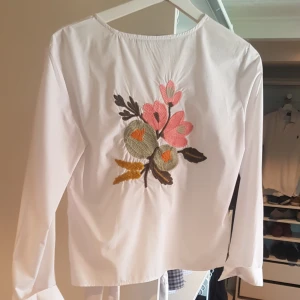  - Tröja med brodyr bak på ryggen.  Kan skickas om köparen står för frakt 