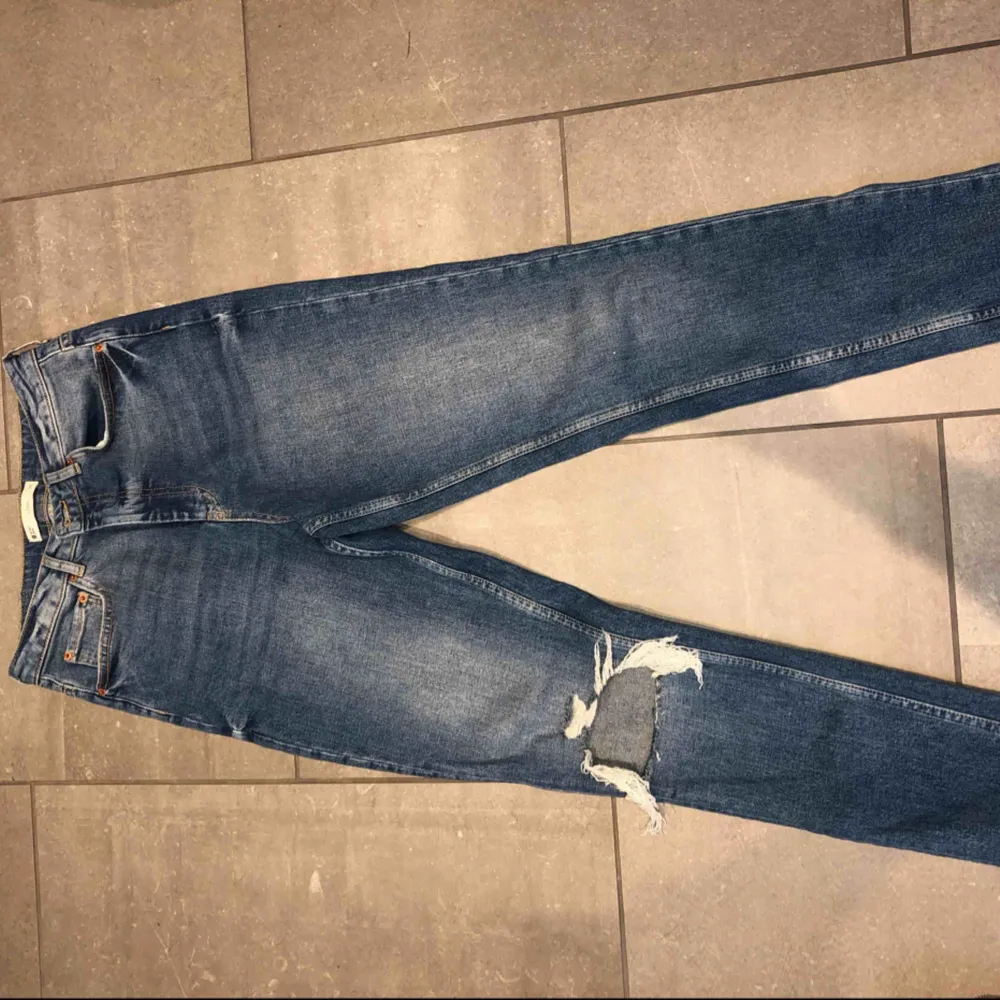 Helt oanvända Gina tricot jeans lite mom jeans. Köptes för 500kr . Jeans & Byxor.