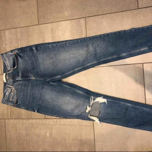  - Helt oanvända Gina tricot jeans lite mom jeans. Köptes för 500kr 