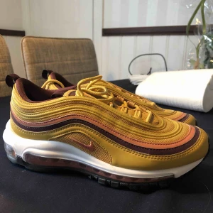  - 97’s i riktigt bra skick. Använda max 3 ggr varsamt, ser helt nya ut i princip. Säljes pågrund av att de är lite små så blir inte att de används💓 Köpare står för frakt