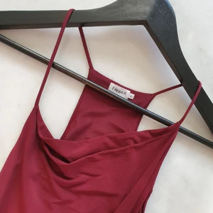  - Vinröd klänning från Filippa K  Klänningen är oanvänd  Smala band upptill, sne ned till.  Perfekt för en 36a-38a   Kan mötas upp i Huddinge, Älvsjö, Årsta, Globen & Västberga