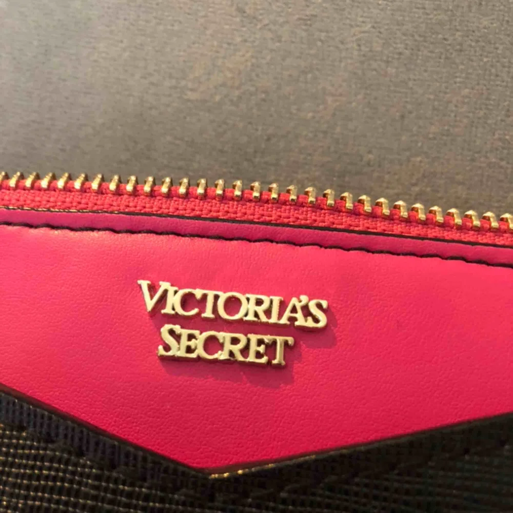 En jätte fin liten väska från Victoria secret som är i fint skick! Väskan har en liten ficka inuti. Säljs för 200kr + frakt. Skriv dm för bättre bilder.. Väskor.