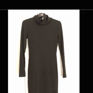  - Poloklänning ribbad storlek S. 