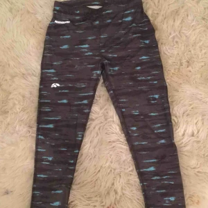  - Perfekta träningsbyxorna i storlek 36 (S) Nypris: 299kr Mitt pris: 99kr