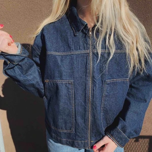  - Oanvänd jeansjacka, ”boxig” passform och väldigt stilren. 