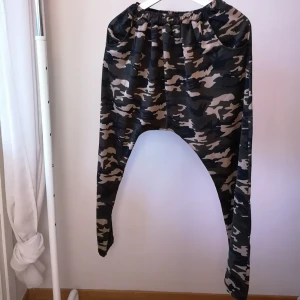  - Sköna tunna pösiga byxor i camou.