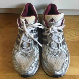  - Sneakers sparsamt använda