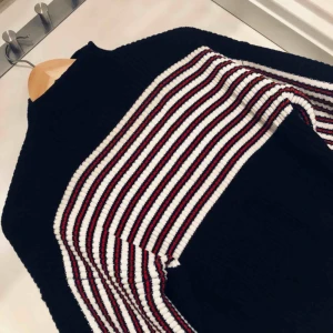  - Oanvänd tröja från Urban Outfitters. Storlek S.  Väldigt mjuk! Säljes pga låg oanvänd i garderoben.