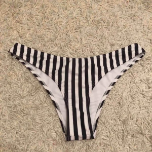  - bikini underdel ganska liten i storleken. passar 40-42. aldrig använd. du står för frakten💸
