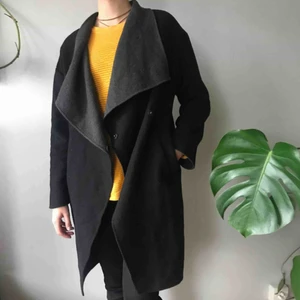  - Snygg svart kappa med grå insida. Lite noppig och en knapp sitter lite löst, annars i bra skick. Köpt för 700kr.  Köpare står för frakt