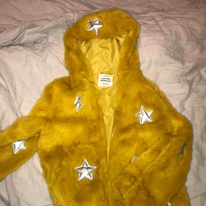  - Säljer min gula jacka från zara. Är i storlek 158-164 men passar mig bra som är 169. Är jättefin nu till hösten. Köparen står för frakten!