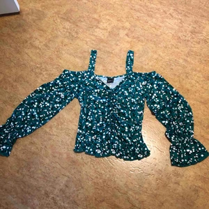  - Topp från Gina tricot, aldrig använd! Kan mötas upp i Malmö men även frakta, köparen står för frakten!:)