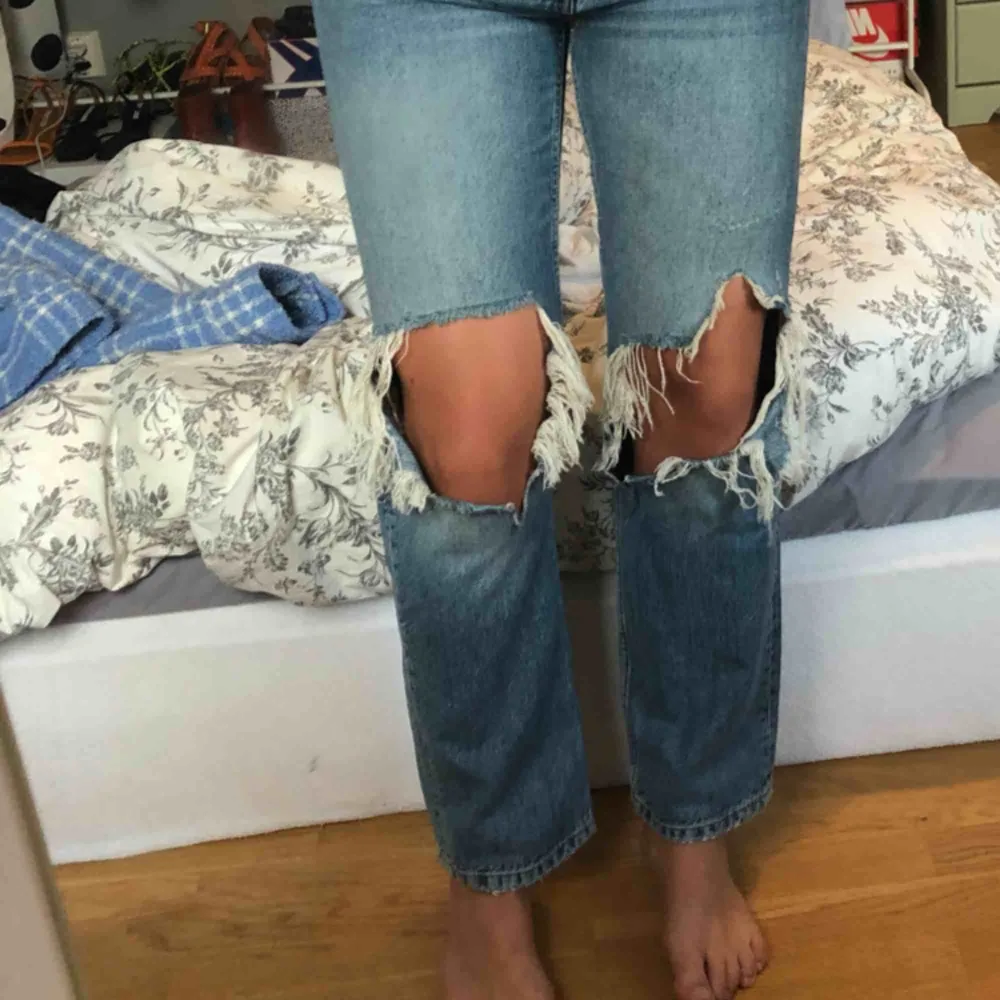 Raka jeans med hål från Gina tricot i storlek 38 men jag skulle mer säga att de är en 36.. Jeans & Byxor.