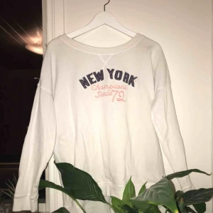  - Vit mysig sweatshirt, ganska oanvänd (pris kan diskuteras)
