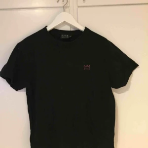  - Hov1 merch. Nypris 300kr, köpt på deras spelning i Karlskoga 2017. Bra skick! Priset är inklusive frakt. Annars möts jag gärna upp i centrala Örebro, priset blir då 200kr. Betalas via swish eller kontant.