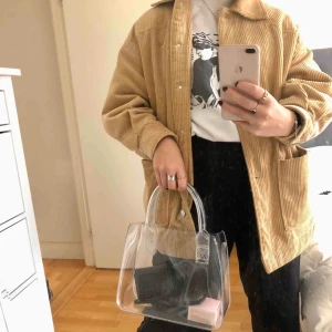  - Superfin genomskinlig väska som tyvärr inte kommer till användning. Köparen står för eventuell frakt! 