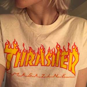 Jag säljer min vita Thrasher t-shirt som är i storlek small. Den är i gott skick! Köparen står för frakt och betalningen sker via swish!💞