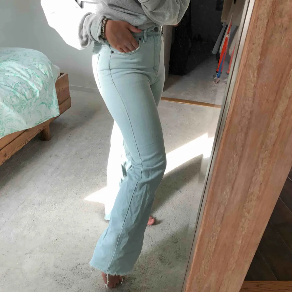 Ett par jeans från Surf Dive ‘n Ski från märket rvca som är köpta i Australien, säljer dem pga att dem lite för små för mig men dem är super snygga! (den som buda 300kr får gärna kontakta mig annars säljs dem vidare). Jeans & Byxor.