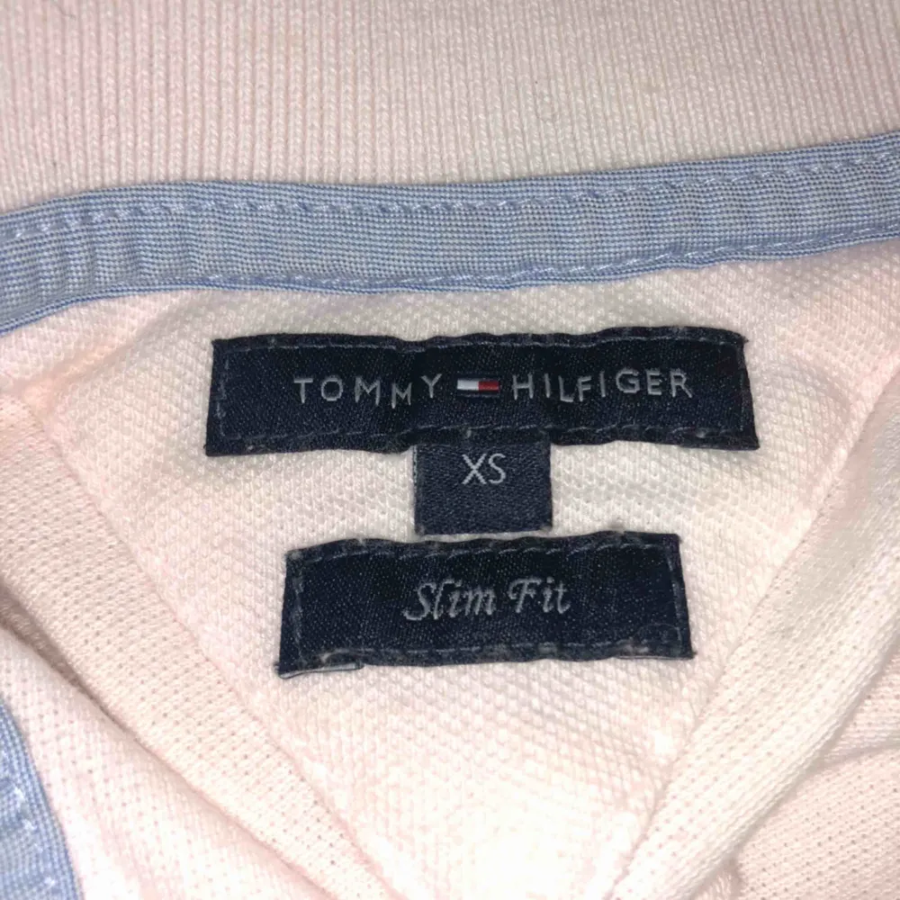 Säljer nu min väldigt fina piqué tröja ifrån Tommy hilfiger! Tröjan är använd fåtal gånger och är mycket bra skick!   Köpare står för eventuella fraktkostnader. T-shirts.