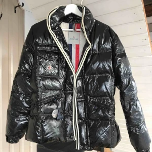  - Säljer en MONCLER jacka i storlek 4 (står att de är XL I size guide, men skulle säga att det är ca Medium/ Large). Den är i gott skick! Pris är 500kr eller högstbjudande!:) Hör av er vid intresse😊Frakt tillkommer:))
