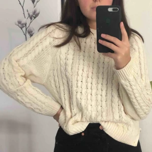  - Vit stickad tröja från H&M! Dm vid intresse 🥰