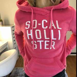 En snygg rosa hoodie från Holister, fint skick!