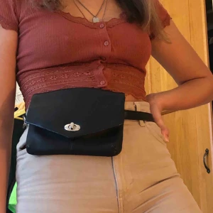  - En otroligt fin midjeväska från River Island! Det är one size men kan passa vem som helst då det är justerbart! 