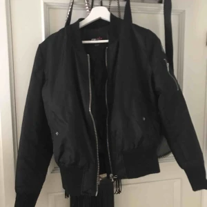  - Super snygg svart bomberjacka som säljs i Linköping och Norrköping 
