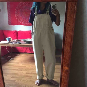  - Orimligt snygga ljusgula hängselbyxor. Baggy & bred passform och lite för stora för mig som egentligen är XS. Ljusa fläckar finns (se bilder) men åtgärder för att försöka få bort dessa har ej tagits. 