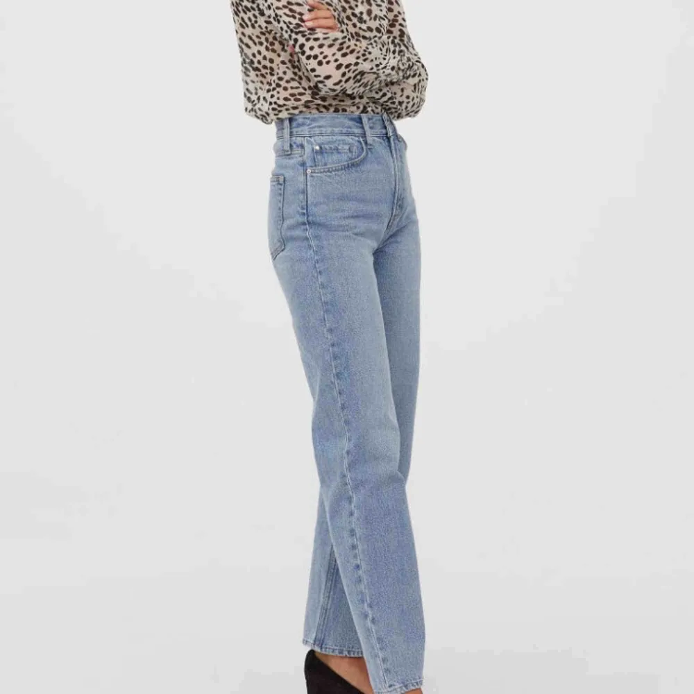 Supersnygga jeans från H&M! Helt slutsålda på hemsidan! 🌟 Riktigt hög midja och raka vida ben. Storlek 34. . Jeans & Byxor.