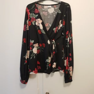  - Helt oanvänd fin tröja i höstigt mönster. Storlek L 