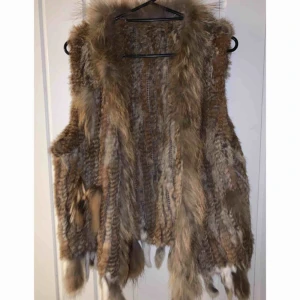  - Jättefin pälsväst i äkta päls. Väldigt bra skick. Storlek M.   Ska västen fraktas kostar det 60kr extra. Kan vi mötas i Kungsbacka/Kållered så blir frakten gratis.