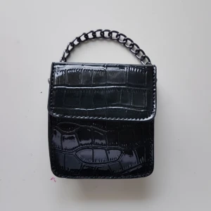  - Svart jättesnygg väska i nyskick. Kort kedja samt justerbart och avtagbart band. Ej använd!  Säljer likadan i beige. 100 kr/st men vid köp av båda 130 kr.   Du står för frakt om du inte kan mötas upp i Stockholm.