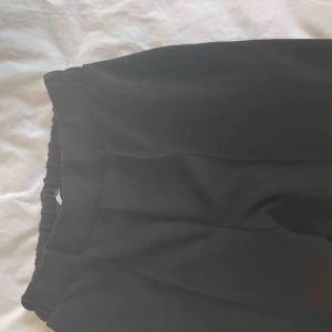  - Svarta kostymbyxor från bershka. Långa i benen. Till forten på mig som är 167. Superskönt och härliga med resor i midjan