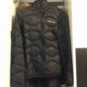  - Peakperformance jacka! Jackan är fläckfri men har ett hål i ryggen drf kan priset diskuteras. Hålet kan fixas genom att sy eller svart kläd tejp. 