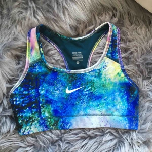  - Färgglad sport-BH från Nike. Står S men den är liten i storleken, vilket är anledningen till att den säljs. Använd en gång. Vid frakt tillkommer 15 kr.
