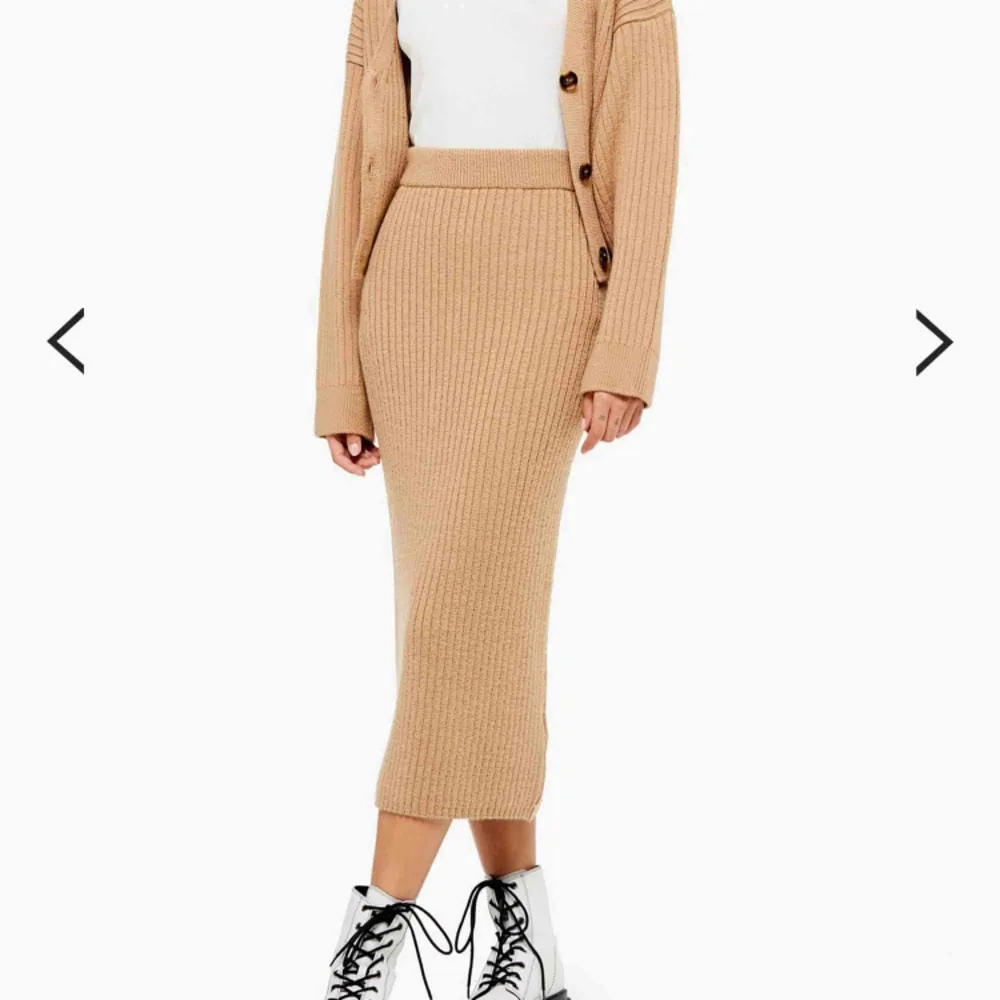 En superfin lång kjol som är perfekt nu på hösten! Helt ny och aldrig använd, säljer pågrund av att det är fel storlek. Skriv för fler bilder! Frakt tillkommer. . Kjolar.