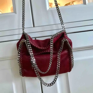  - Stella McCartney falabella liknande väska i mörkröd färg! Väldigt snygg och knappt använd! 